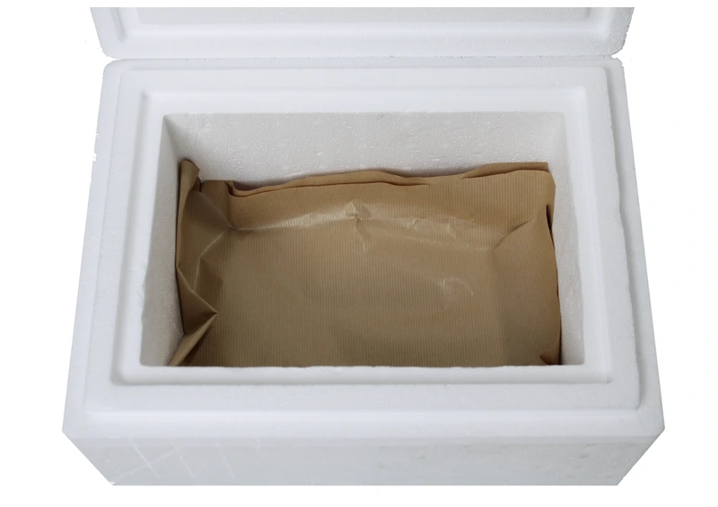 Lebensmittelversand mit Trockeneis 1 Trockeneis im Lebensmittelversand zur sicheren Kühlung von empfindlichen Produkten | Dry ice used in food shipping for safe cooling of sensitive products | Glace carbonique utilisée dans l'expédition de produits alimentaires pour une réfrigération sûre | Anidride carbonica usata nella spedizione di alimenti per una refrigerazione sicura | Hielo seco utilizado en el envío de alimentos para mantener la refrigeración de productos sensibles