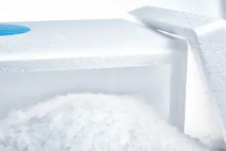 Dry ice box with pellets for safe shipping of sensitive products. Ideal for cooling and transport. Dry ice pellets, Droogijs pellets, Dry ice pellets, Tøris, glace carbonique